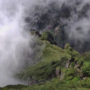 La tête littéralement dans les nuages + moi content ✨ 🇻🇳 #vietnam #nature